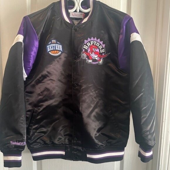 Toronto Raptors Mitchell and Ness Heavyweight Satin Bomber - Large - Picture 4 of 8